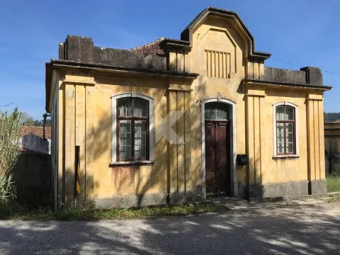 Moradia T7 em Coimbra para restaurar