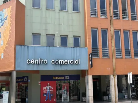 Loja comercial - Centro Comercial Magistral Tondela