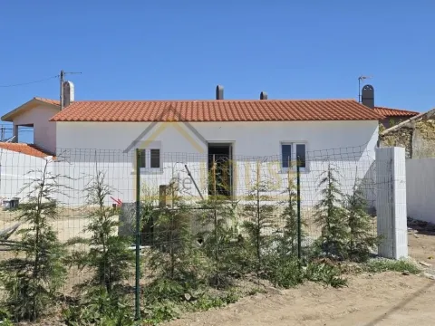 Moradia T2 Térrea, perto Praia