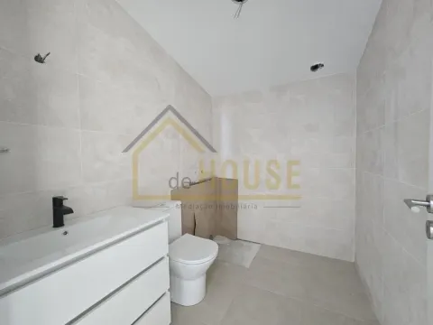 Moradia T3, com espaço exterior perto da Praia