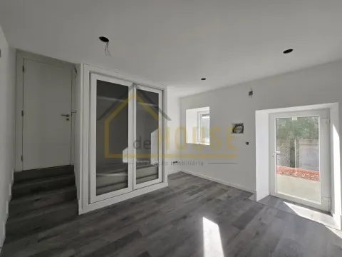 Moradia T3, com espaço exterior perto da Praia