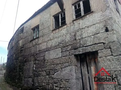 Quintinha com moradia em pedra para restaurar em Castro Daire