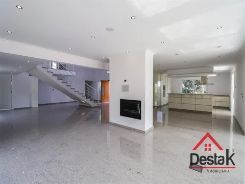 Quinta com cerca de 22.500 m² constituída por moradia V5 em Viseu