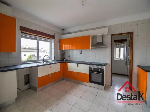 Moradia V4 com Jardim a 7 Minutos do Centro de Viseu.