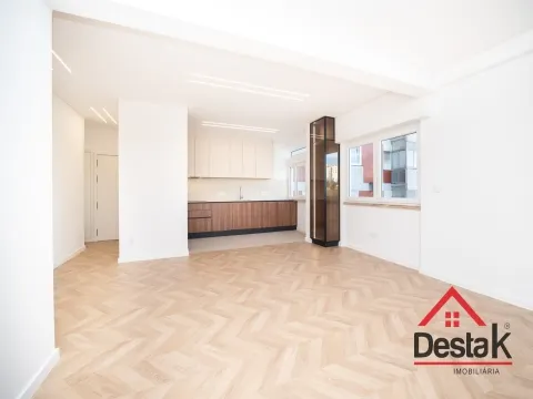 Apartamento T3 situado no 2º andar em prédio com dois elevadores