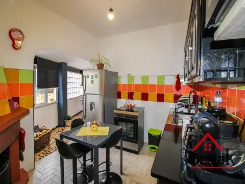 Moradia V2 com sótão aproveitado, garagem e T1 independente