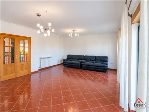 Moradia Geminada V4 para Venda