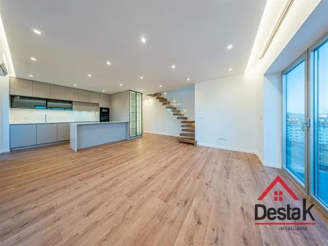 Apartamento T4 Duplex  junto ao Palácio do Gelo