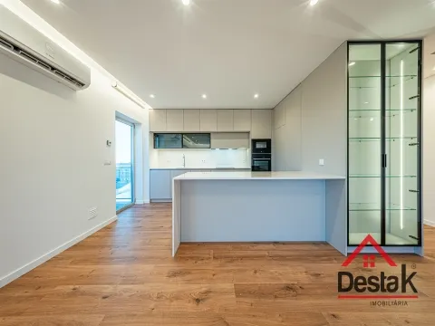 Apartamento Duplex T2+2 para arrendamento junto ao Palácio do Gelo