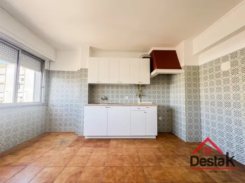 Apartamento T3 para Arrendamento em Linda-a-Velha