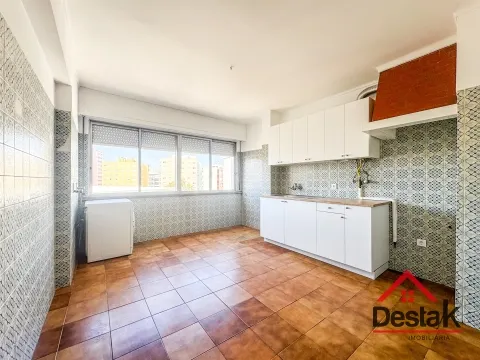 Apartamento T3 para Arrendamento em Linda-a-Velha