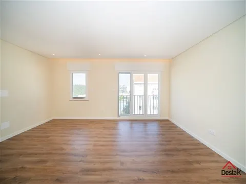 Apartamento T3 Totalmente Renovado em Mira Sintra