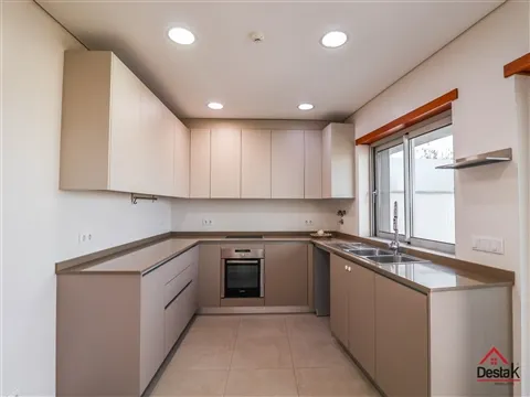 Apartamento T6 junto ao Palácio do Gelo, em Viseu