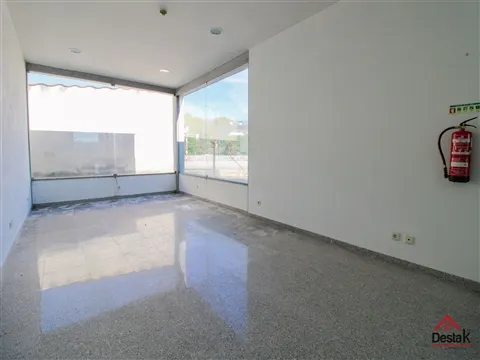 Loja comercial para venda em Santa Cruz da Trapa.