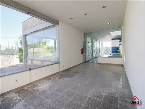 Loja comercial para venda em Santa Cruz da Trapa.
