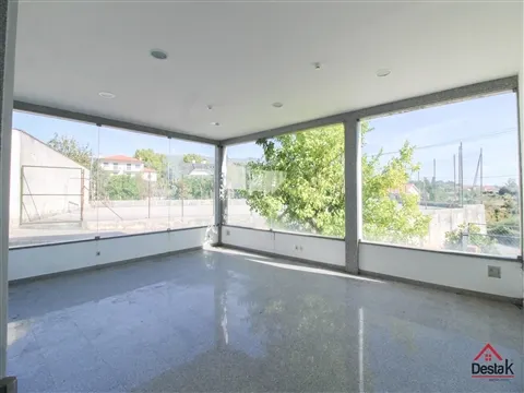 Loja comercial para venda em Snat Cruz da Trapa, São Pedro do Sul.