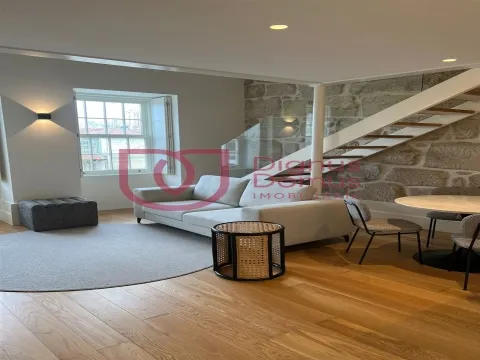 Elegante apartamento T0 Mezanine num Edifício Centenário no Largo do Camarão