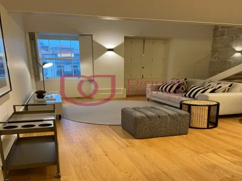 Elegante apartamento T0 Mezanine num Edifício Centenário no Largo do Camarão