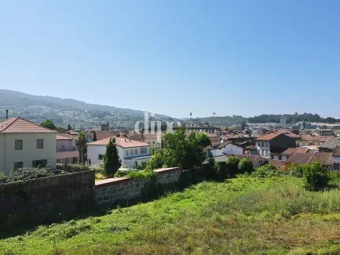 Lote de terreno num condomínio privado a 300m do Castelo de Guimarães.