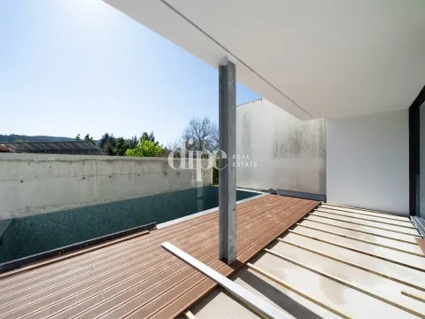 Moradia T3 com piscina em fase final construção