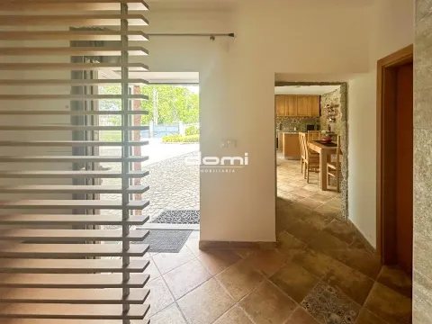 Moradia T2 em Ventosa, inserida em terreno todo murado