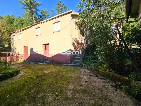 Moradia V4, localizada em Valadares a poucos minutos do centro da Vila de Oliveira de Frades