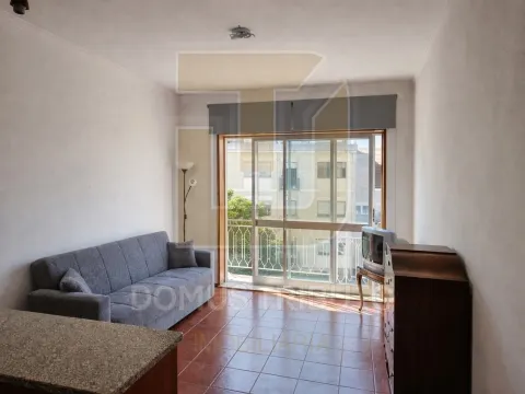 Apartamento T1 com Varanda | Excelente Exposição Solar | Localização Privilegiada
