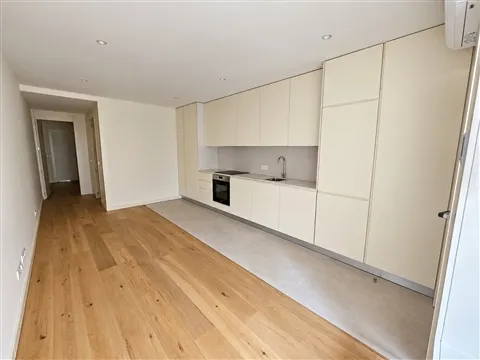 APARTAMENTO T1 NOVO COM TERRAÇO PRIVADO | A 300 METROS DA PRAIA | JUNTO AO METRO