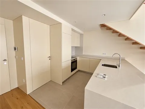 Apartamento T1 Duplex Mobilado com Varanda para Arrendamento – Brito Capelo, Matosinhos