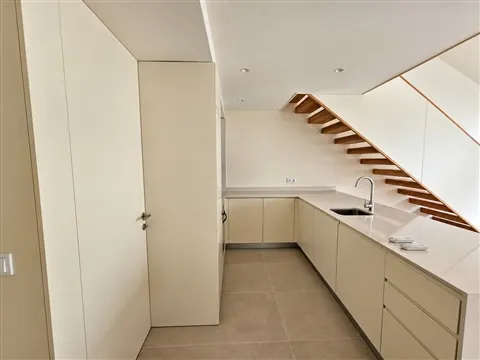 Apartamento T1 Duplex Mobilado com Varanda para Arrendamento – Brito Capelo, Matosinhos