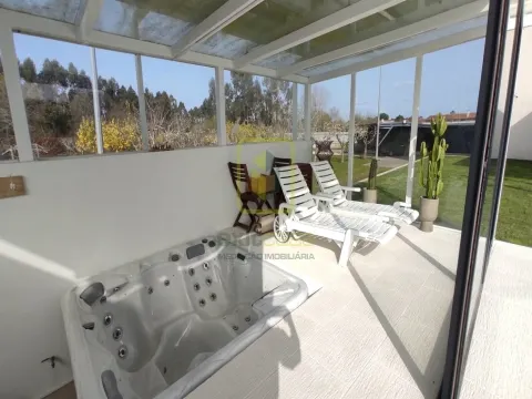 Propriedade de Luxo com Piscina e Amplo Terreno Privativo