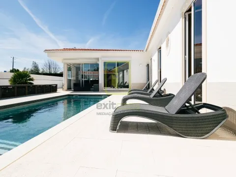 Moradia T4 Térrea com Piscina e Bungalows Independentes