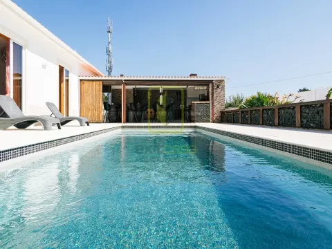 Moradia T4 Térrea com Piscina e Bungalows Independentes