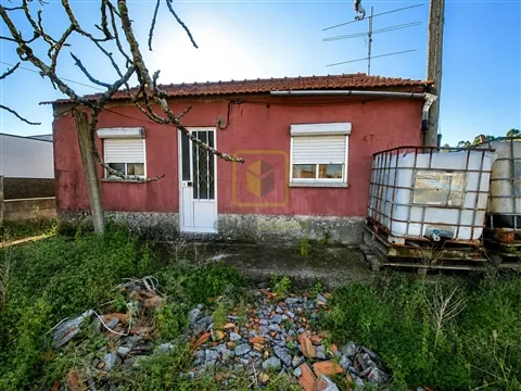 Moradia T3 para restaurar em Ferreira-a-Nova