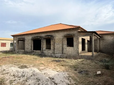 Moradia Inacabada em Bor para Venda