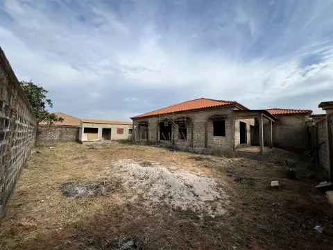 Moradia Inacabada em Bor para Venda