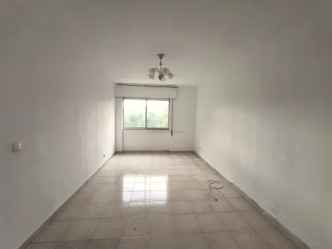 Appartement de 3 chambres à fort potentiel d’amélioration à Cidade Nova, Santo António dos Cavaleiros