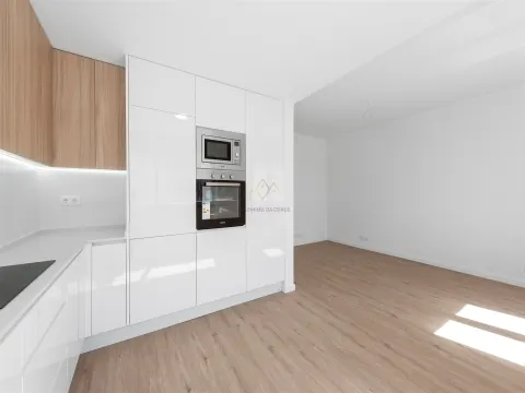 Brand New Refurbished 2 Bedroom Apartment with Balcony, near Alto dos Moinhos Metro