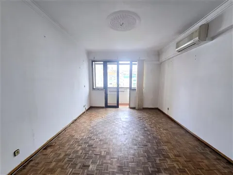 T3 with 108 m², sunroom, elevator and excellent location in Casal de São Brás