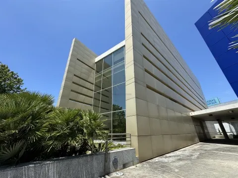 Office building with parking, in Oeiras