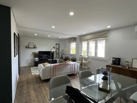 Apartamento T2 remodelado, para venda em Azeda, Setúbal