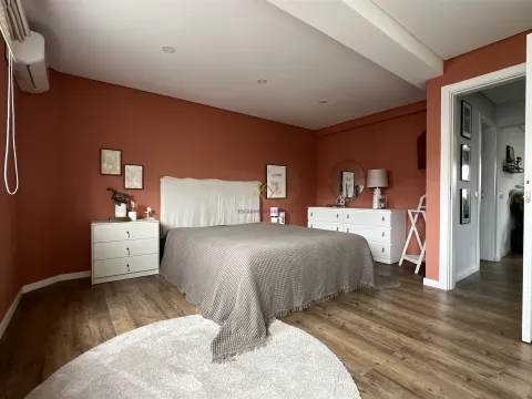 Apartamento T2 remodelado, para venda em Azeda, Setúbal