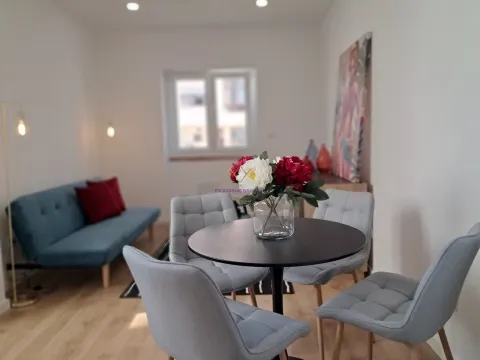 Conforto e Estilo em Benfica – T3 Remodelado com Cozinha Equipada!