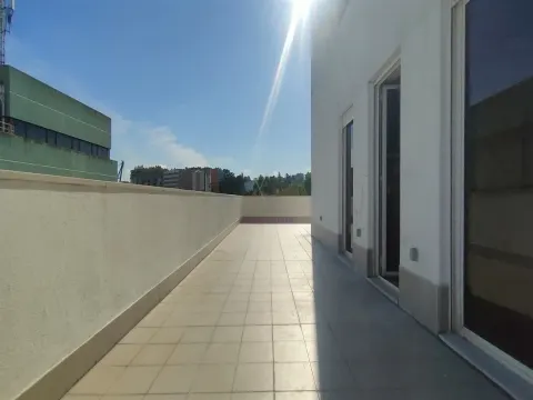 Apartamento T3 Remodelado com 2 Terraços a escassos minutos do Metro