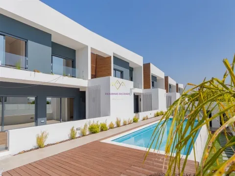 Moradia T4 Nova inserida em Condomínio fechado com piscina e ginásio - Loures