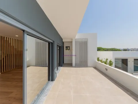 Nouvelle villa de 4 chambres dans une communauté fermée avec piscine et salle de sport - Loures