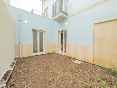Charme et Confort : T0+1 avec 25 m² de jardin privé, à Alto de Santo Amaro, avec potentiel pour AL