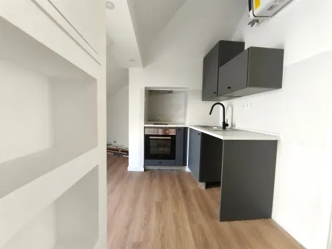 Refurbished 1 Bedroom Apartment with Terrace, in Largo das Olarias