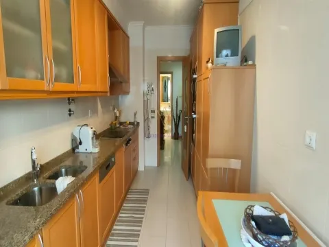 Oportunidade Única: T3 com 2 Estacionamentos e Garagem Box Opcional!