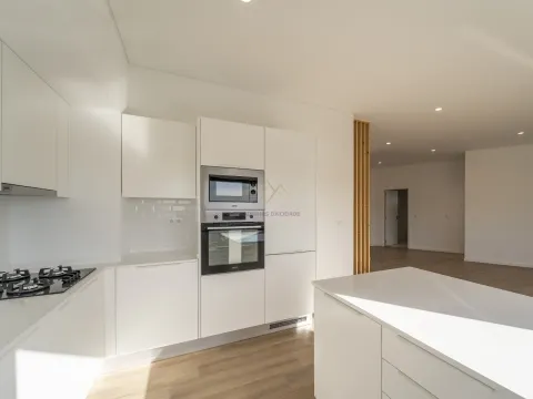 Bright 2 bedroom apartment with large balcony and 2 parking spaces, in Odivelas